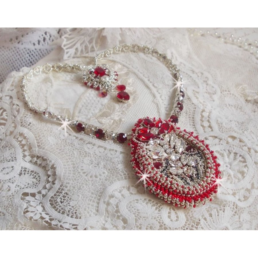 Drigon Red halsband broderat med röda Swarovski-kristaller, silverpärlor, strassstenar, 925/1000 silverlås och kedjor.
