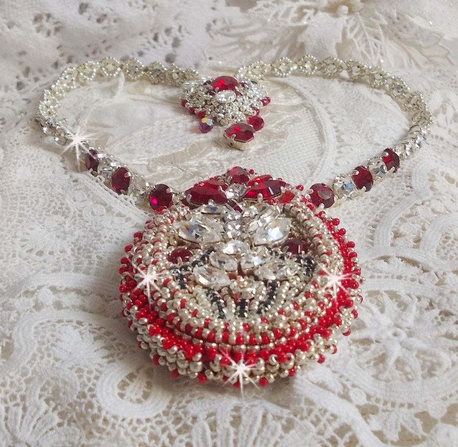 Drigon Red halsband broderat med röda Swarovski-kristaller, silverpärlor, strassstenar, 925/1000 silverlås och kedjor.