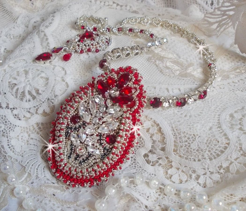 Drigon Red halsband broderat med röda Swarovski-kristaller, silverpärlor, strassstenar, 925/1000 silverlås och kedjor.