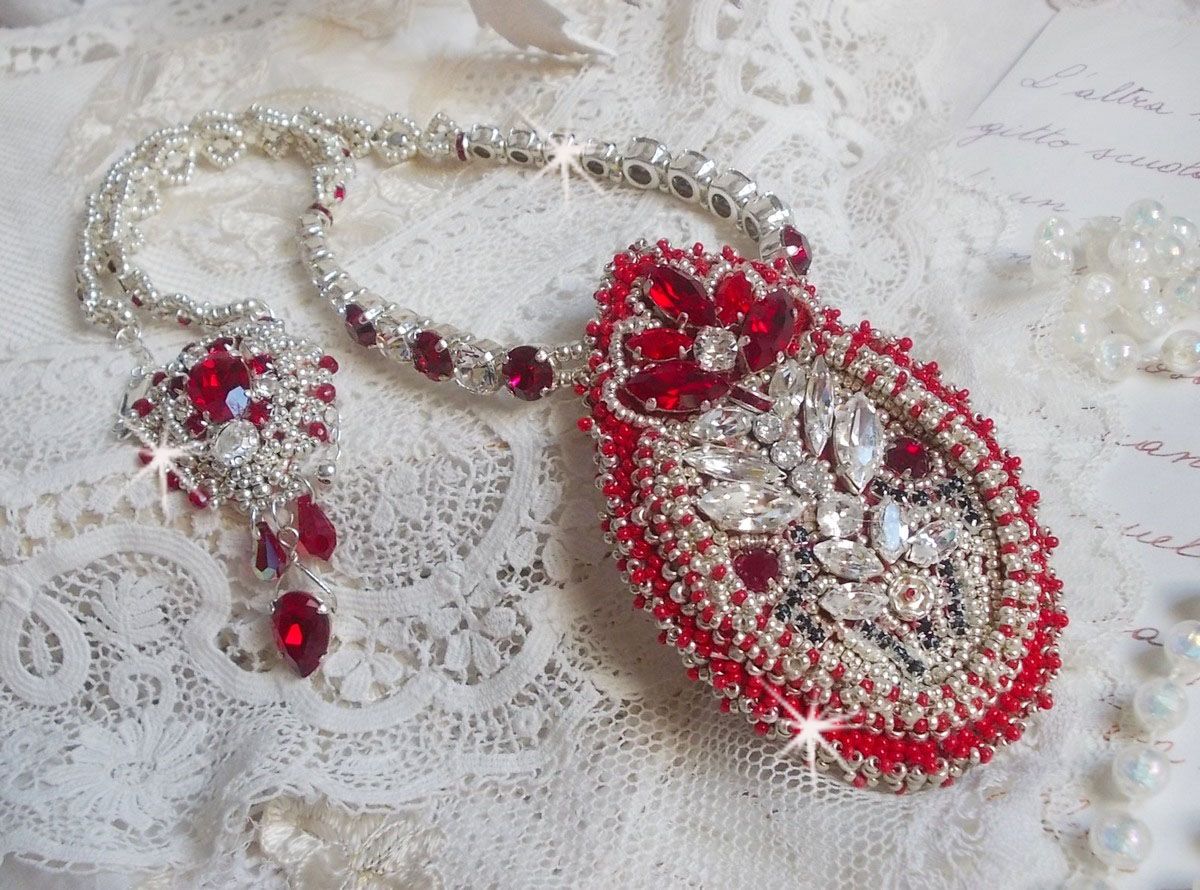 Drigon Red halsband broderat med röda Swarovski-kristaller, silverpärlor, strassstenar, 925/1000 silverlås och kedjor.