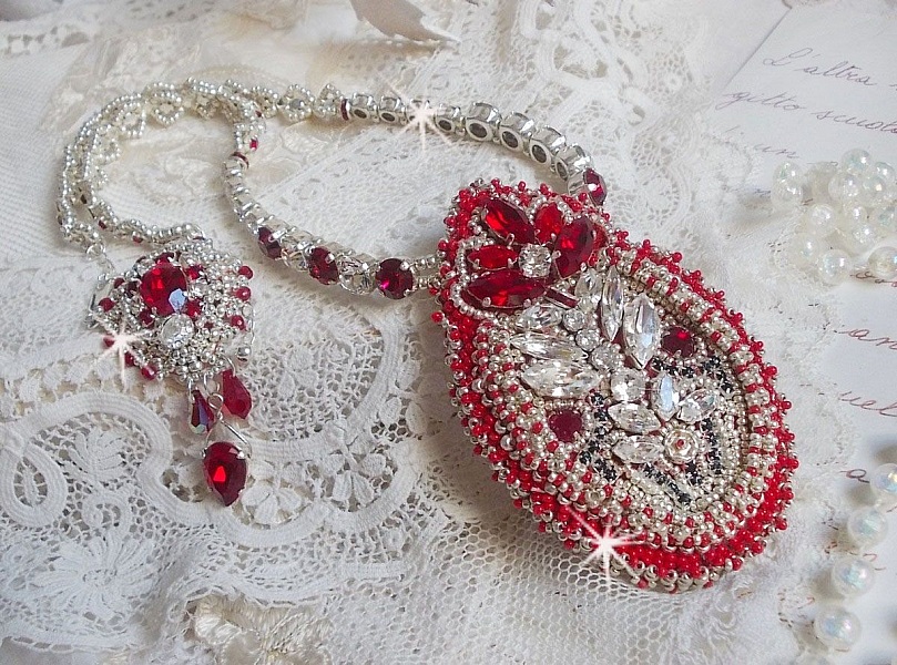 Drigon Red halsband broderat med r&ouml;da Swarovski-kristaller, silverp&auml;rlor, strassstenar, 925/1000 silverl&aring;s och kedjor.