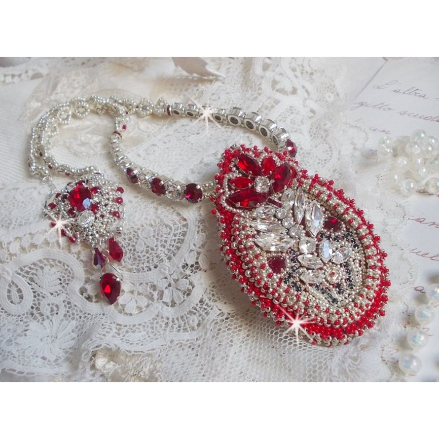 Drigon Red halsband broderat med röda Swarovski-kristaller, silverpärlor, strassstenar, 925/1000 silverlås och kedjor.