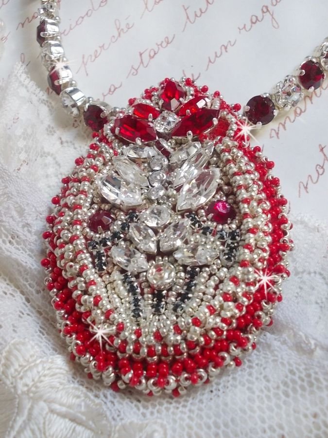 Drigon Red halsband broderat med röda Swarovski-kristaller, silverpärlor, strassstenar, 925/1000 silverlås och kedjor.