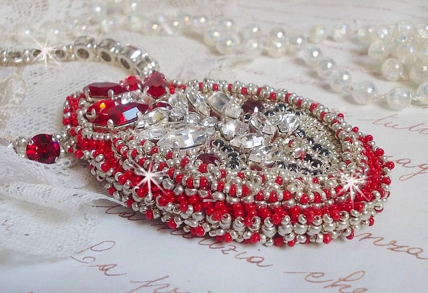 Drigon Red halsband broderat med r&ouml;da Swarovski-kristaller, silverp&auml;rlor, strassstenar, 925/1000 silverl&aring;s och kedjor.