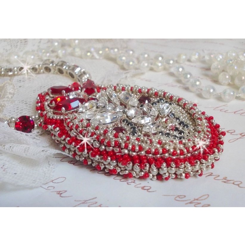 Drigon Red halsband broderat med röda Swarovski-kristaller, silverpärlor, strassstenar, 925/1000 silverlås och kedjor.