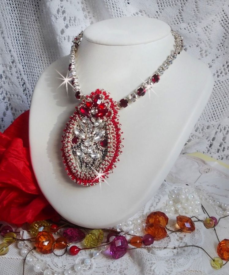 Drigon Red halsband broderat med röda Swarovski-kristaller, silverpärlor, strassstenar, 925/1000 silverlås och kedjor.