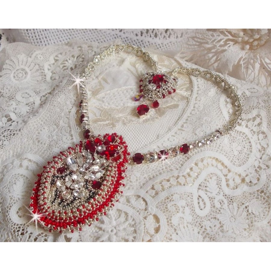 Drigon Red halsband broderat med röda Swarovski-kristaller, silverpärlor, strassstenar, 925/1000 silverlås och kedjor.
