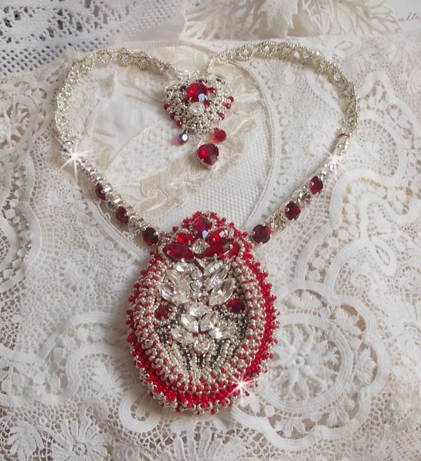 Drigon Red halsband broderat med röda Swarovski-kristaller, silverpärlor, strassstenar, 925/1000 silverlås och kedjor.