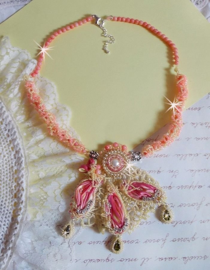 Halsband Les Délices de l'Eté broderat med ett gult och rosa sidenband, fröpärlor och Swarovski-kristaller.