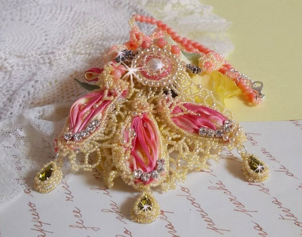 Halsband Les Délices de l'Eté broderat med ett gult och rosa sidenband, fröpärlor och Swarovski-kristaller.