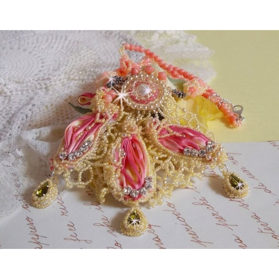 Halsband Les Délices de l'Eté broderat med ett gult och rosa sidenband, fröpärlor och Swarovski-kristaller.