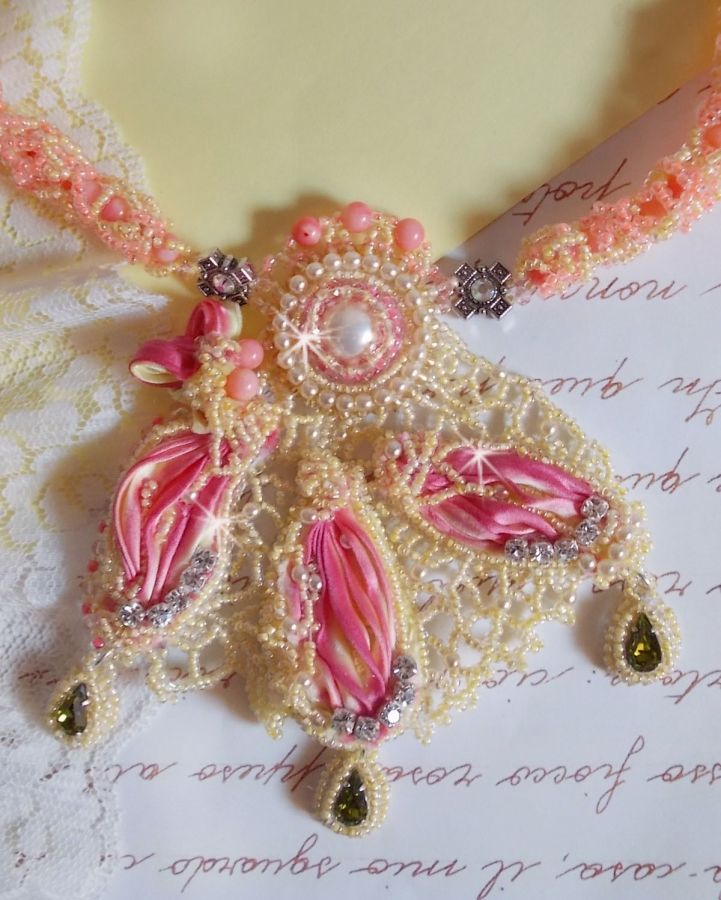 Halsband Les Délices de l'Eté broderat med ett gult och rosa sidenband, fröpärlor och Swarovski-kristaller.