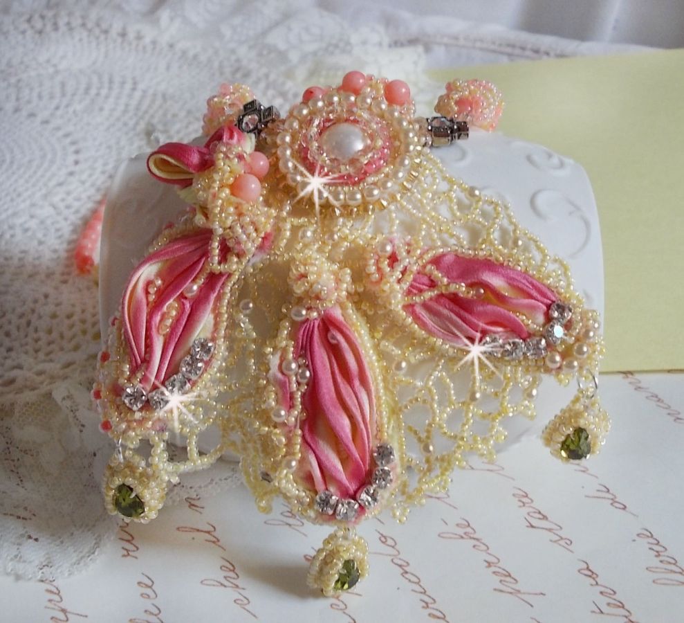 Halsband Les Délices de l'Eté broderat med ett gult och rosa sidenband, fröpärlor och Swarovski-kristaller.