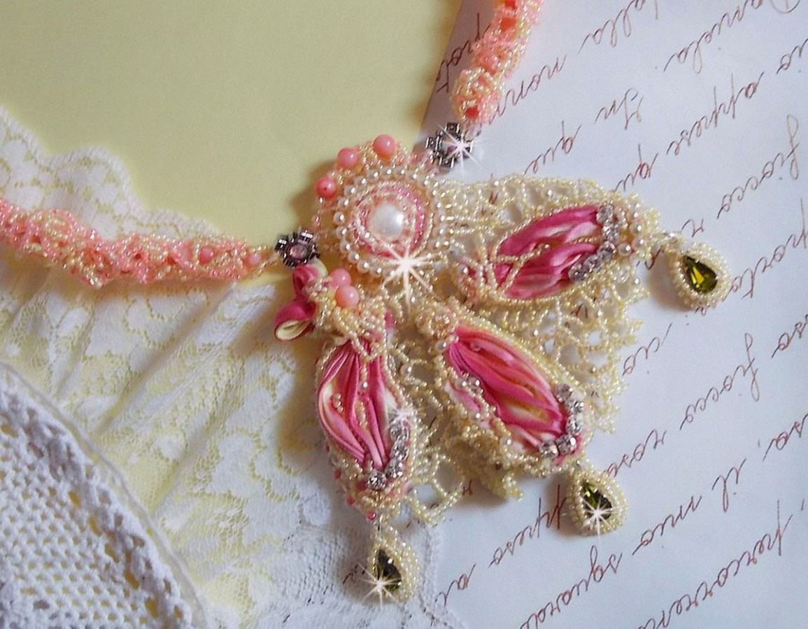 Halsband Les Délices de l'Eté broderat med ett gult och rosa sidenband, fröpärlor och Swarovski-kristaller.