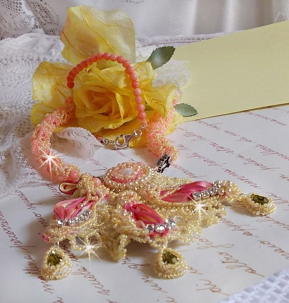 Collier brodé en soie, corail rose et perles artisanales.