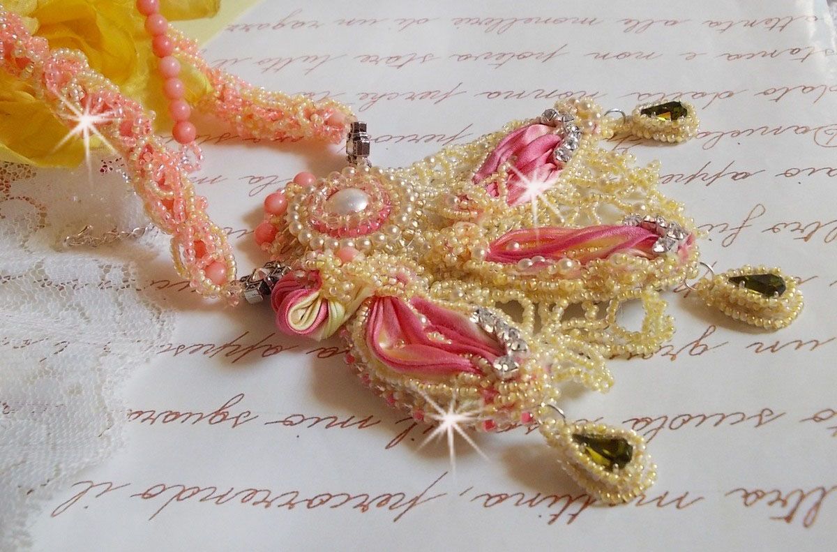 Halsband Les Délices de l'Eté broderat med ett gult och rosa sidenband, fröpärlor och Swarovski-kristaller.