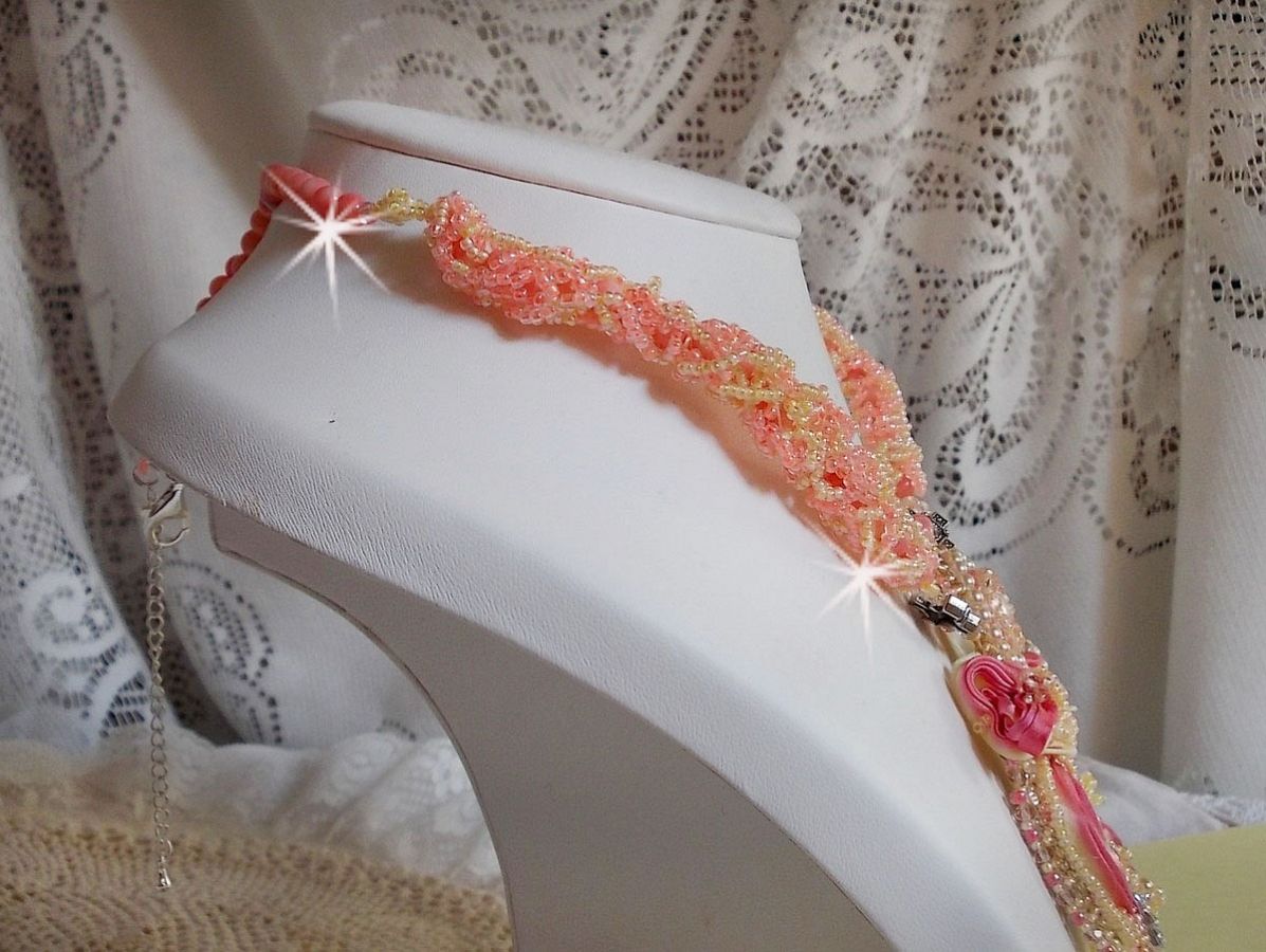Halsband Les Délices de l'Eté broderat med ett gult och rosa sidenband, fröpärlor och Swarovski-kristaller.