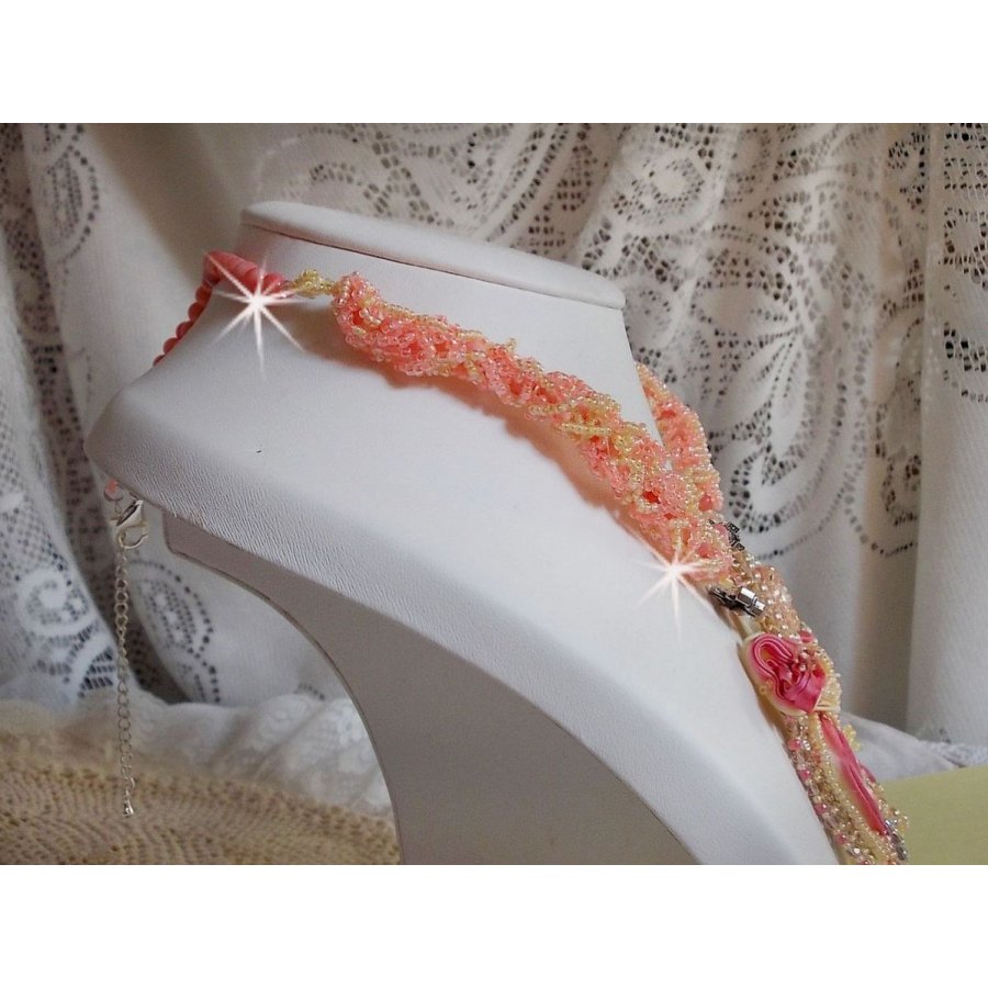 Halsband Les Délices de l'Eté broderat med ett gult och rosa sidenband, fröpärlor och Swarovski-kristaller.
