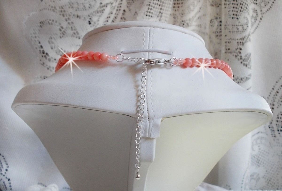 Halsband Les Délices de l'Eté broderat med ett gult och rosa sidenband, fröpärlor och Swarovski-kristaller.