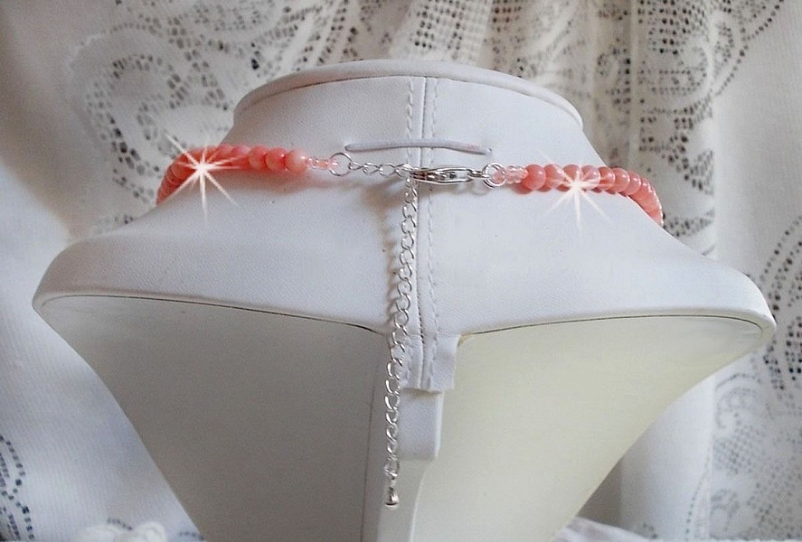 Collier en perles de corail rose avec fermoir argent.