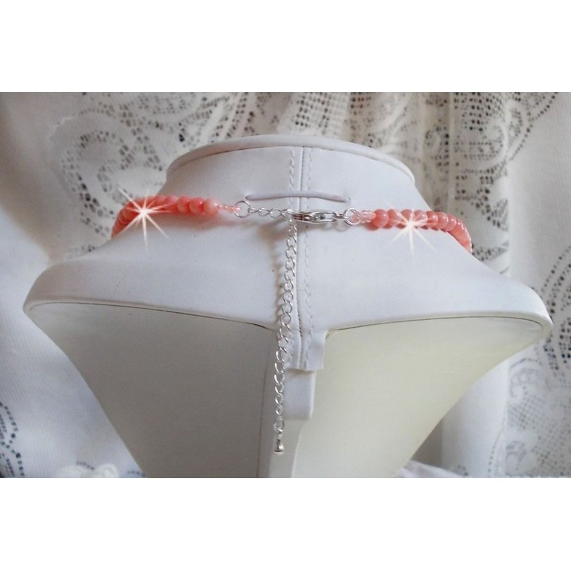 Halsband Les Délices de l'Eté broderat med ett gult och rosa sidenband, fröpärlor och Swarovski-kristaller.