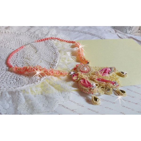 Halsband Les Délices de l'Eté broderat med ett gult och rosa sidenband, fröpärlor och Swarovski-kristaller.