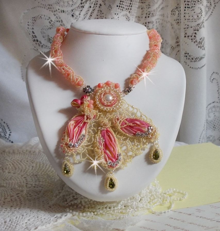 Halsband Les Délices de l'Eté broderat med ett gult och rosa sidenband, fröpärlor och Swarovski-kristaller.