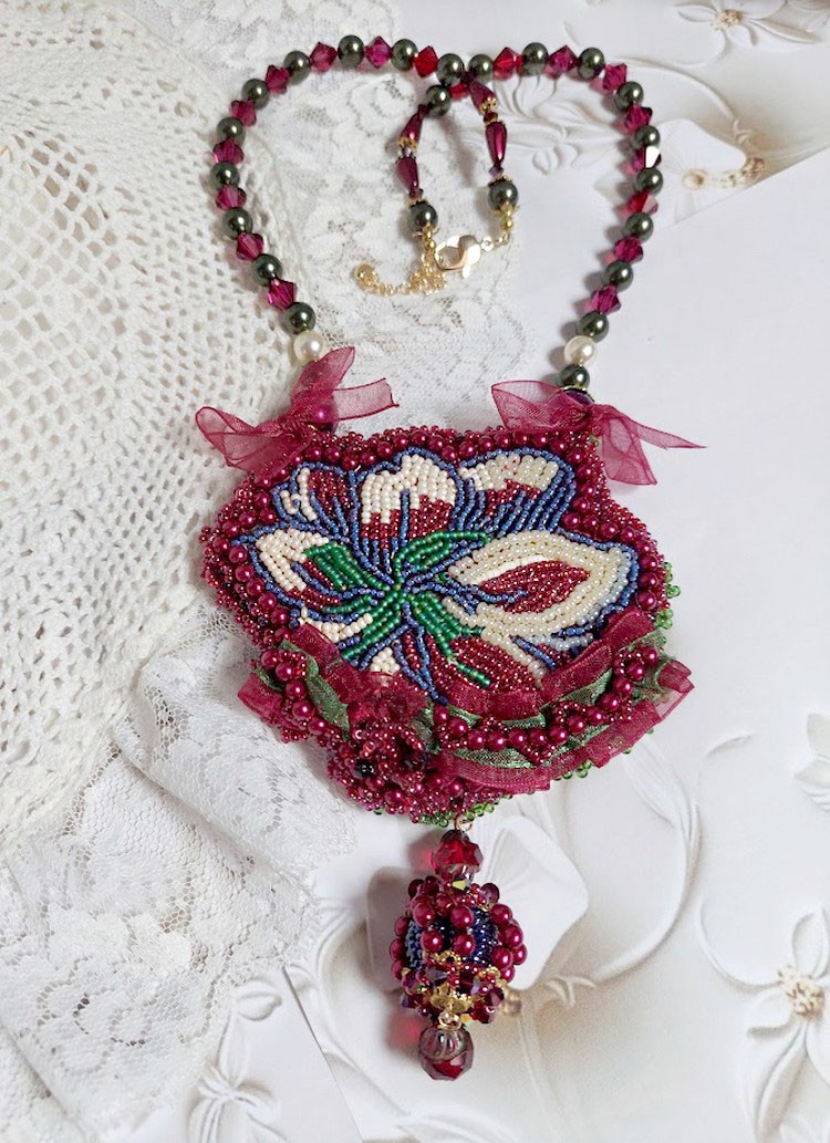 Halsband Enchantement d'Automne broderat med Bordeauxpärlor, spets, olika pärlor och fröpärlor.