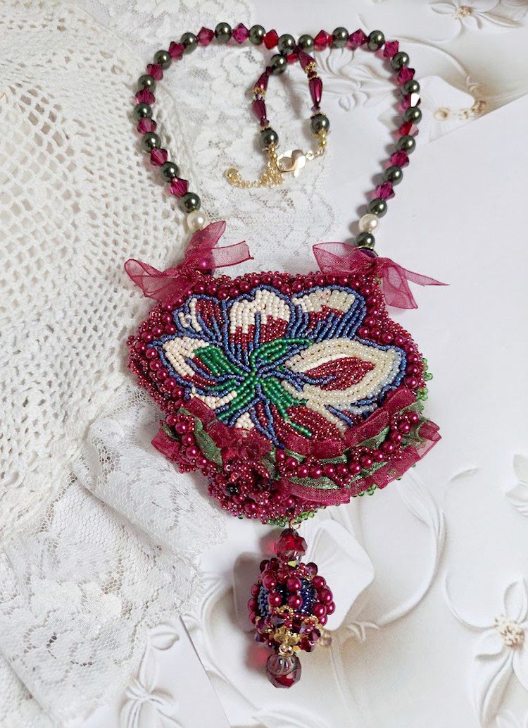Halsband Enchantement d'Automne broderat med Bordeauxpärlor, spets, olika pärlor och fröpärlor.