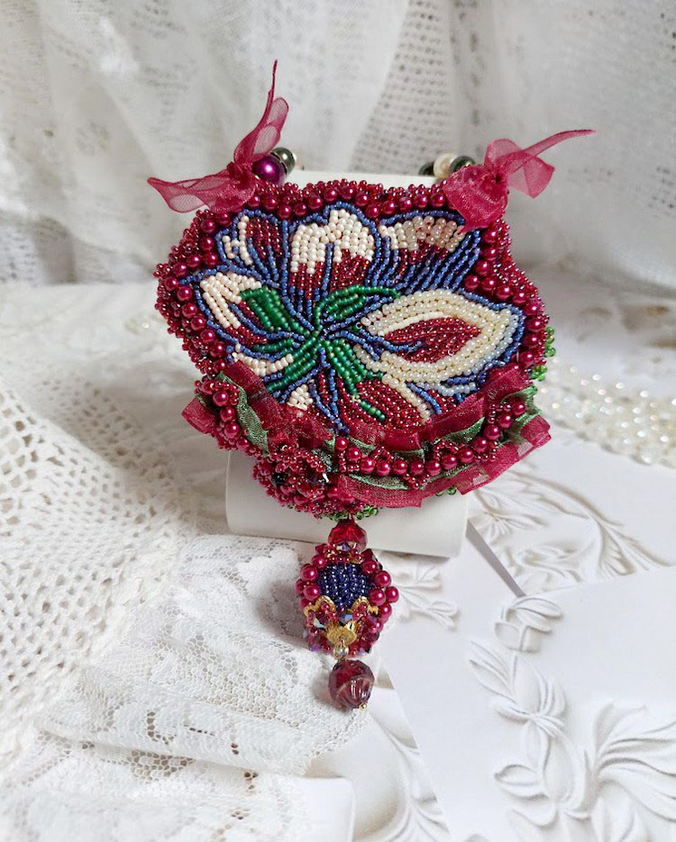 Halsband Enchantement d'Automne broderat med Bordeauxpärlor, spets, olika pärlor och fröpärlor.