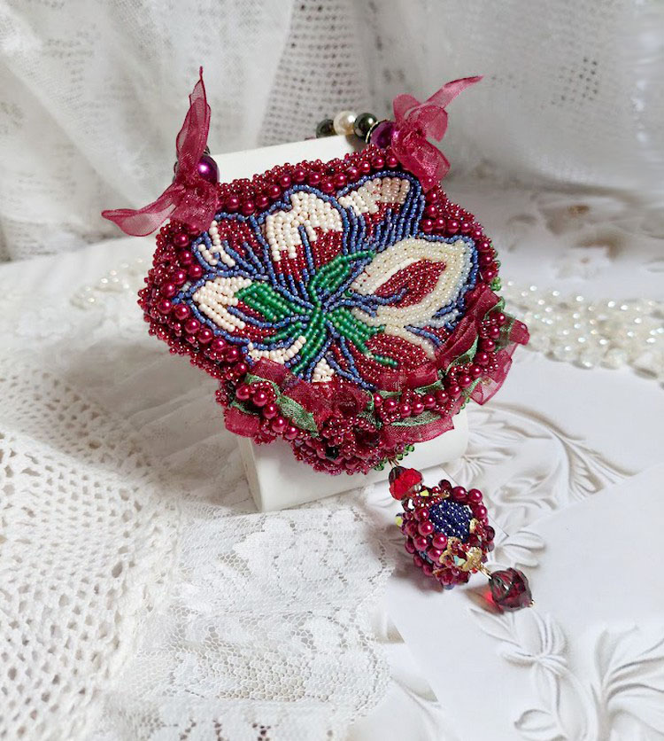 Halsband Enchantement d'Automne broderat med Bordeauxpärlor, spets, olika pärlor och fröpärlor.