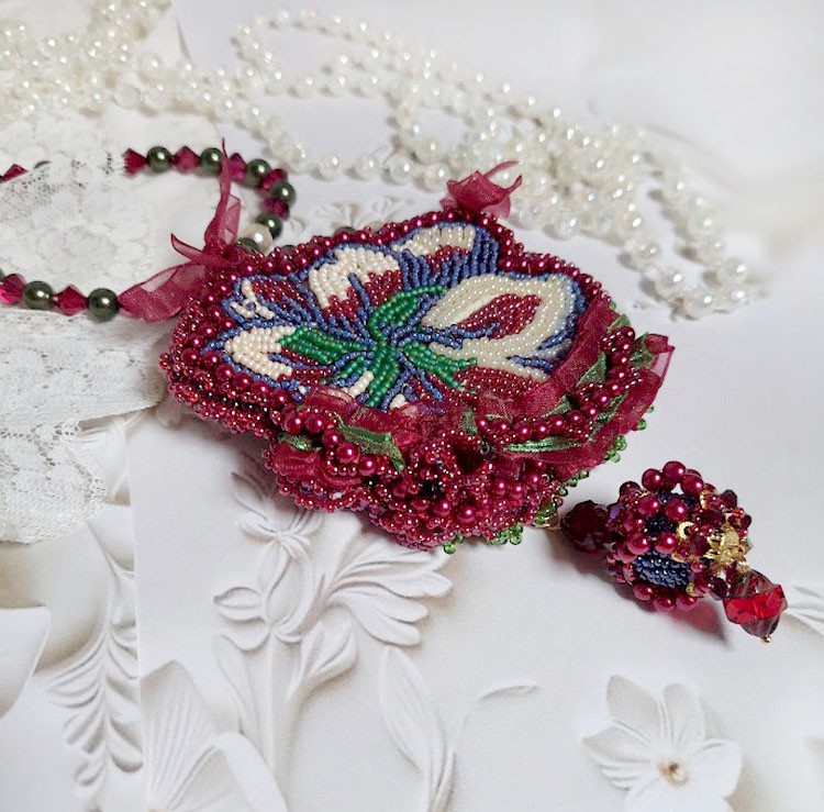 Halsband Enchantement d'Automne broderat med Bordeauxpärlor, spets, olika pärlor och fröpärlor.
