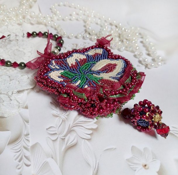 Halsband Enchantement d'Automne broderat med Bordeauxpärlor, spets, olika pärlor och fröpärlor.