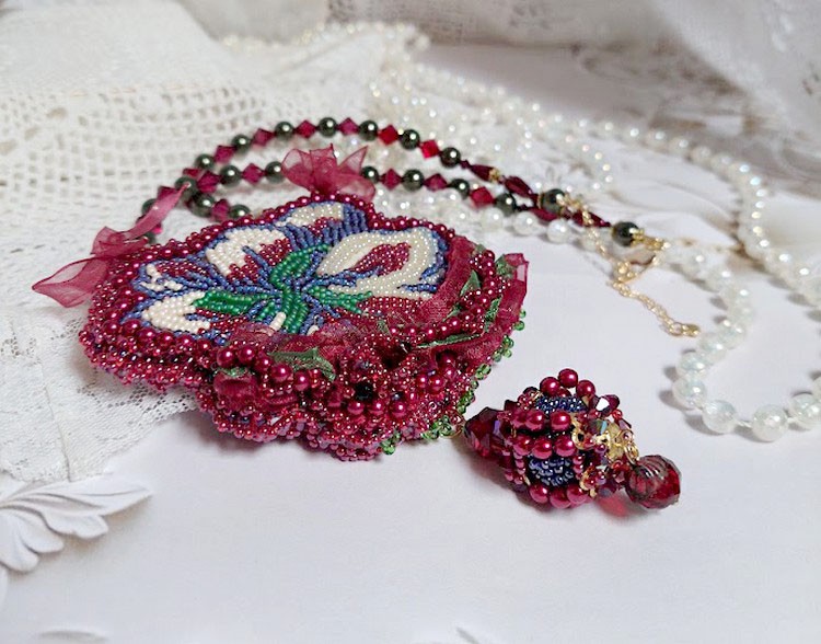 Halsband Enchantement d'Automne broderat med Bordeauxpärlor, spets, olika pärlor och fröpärlor.