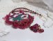 Halsband Enchantement d'Automne broderat med Bordeauxpärlor, spets, olika pärlor och fröpärlor.