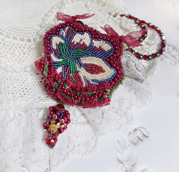 Halsband Enchantement d'Automne broderat med Bordeauxpärlor, spets, olika pärlor och fröpärlor.