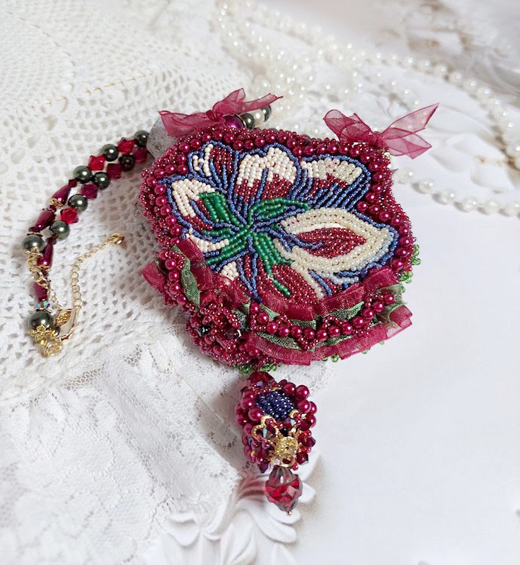 Halsband Enchantement d'Automne broderat med Bordeauxpärlor, spets, olika pärlor och fröpärlor.