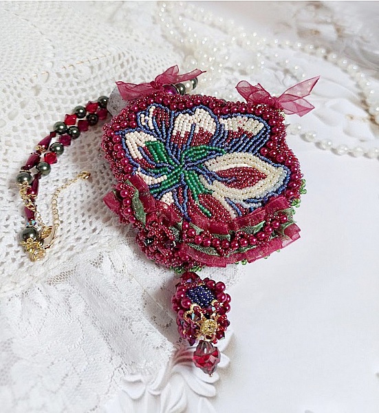 Halsband Enchantement d'Automne broderat med Bordeauxp&auml;rlor, spets, olika p&auml;rlor och fr&ouml;p&auml;rlor.