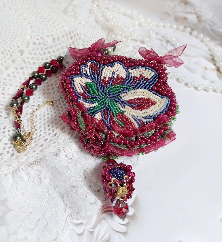 Halsband Enchantement d'Automne broderat med Bordeauxpärlor, spets, olika pärlor och fröpärlor.