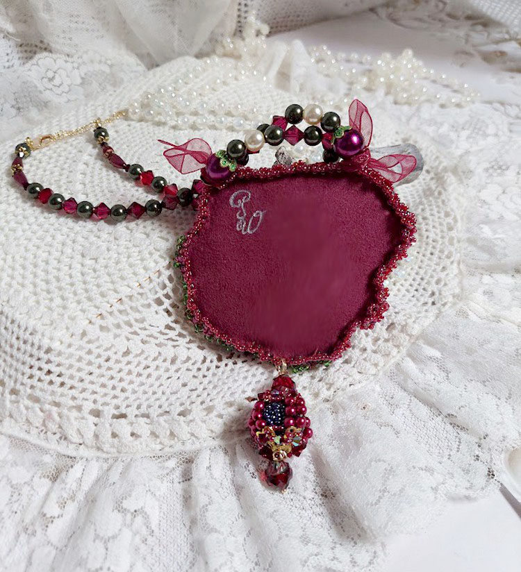 Halsband Enchantement d'Automne broderat med Bordeauxpärlor, spets, olika pärlor och fröpärlor.