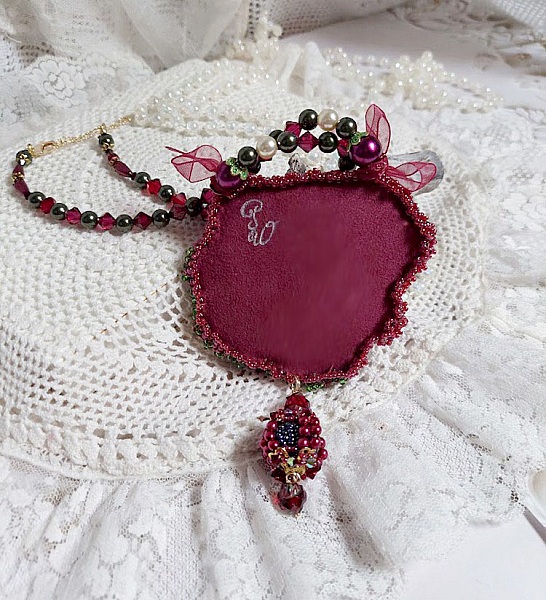Halsband Enchantement d'Automne broderat med Bordeauxp&auml;rlor, spets, olika p&auml;rlor och fr&ouml;p&auml;rlor.