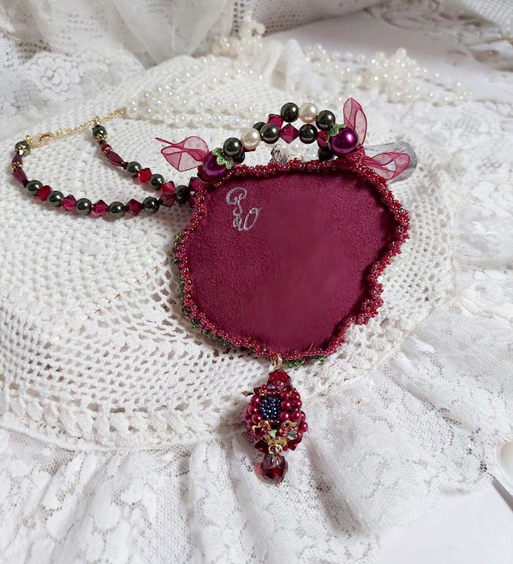 Halsband Enchantement d'Automne broderat med Bordeauxpärlor, spets, olika pärlor och fröpärlor.