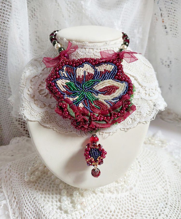 Halsband Enchantement d'Automne broderat med Bordeauxpärlor, spets, olika pärlor och fröpärlor.