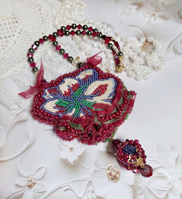 Halsband Enchantement d'Automne broderat med Bordeauxpärlor, spets, olika pärlor och fröpärlor.