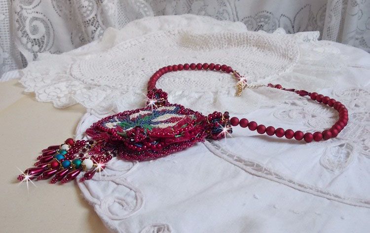 Halsband Enchantement d'Automne broderat med Bordeauxpärlor, spets, olika pärlor och fröpärlor.
