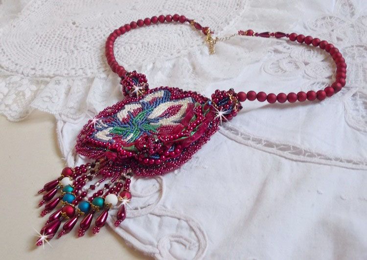 Halsband Enchantement d'Automne broderat med Bordeauxpärlor, spets, olika pärlor och fröpärlor.