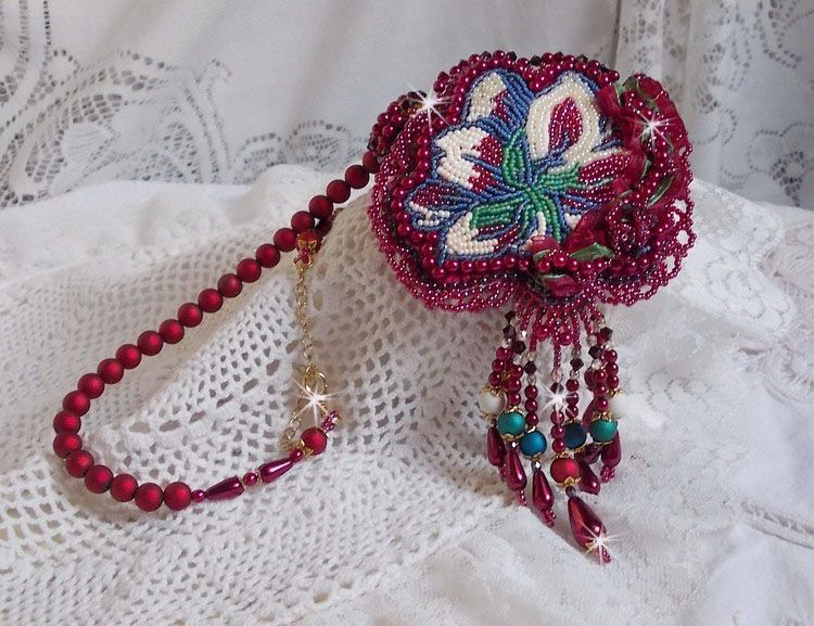 Halsband Enchantement d'Automne broderat med Bordeauxpärlor, spets, olika pärlor och fröpärlor.