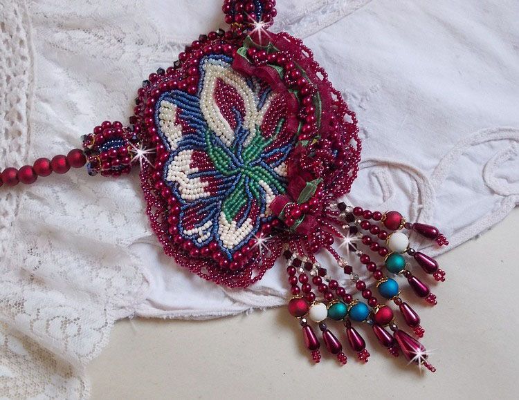 Halsband Enchantement d'Automne broderat med Bordeauxpärlor, spets, olika pärlor och fröpärlor.