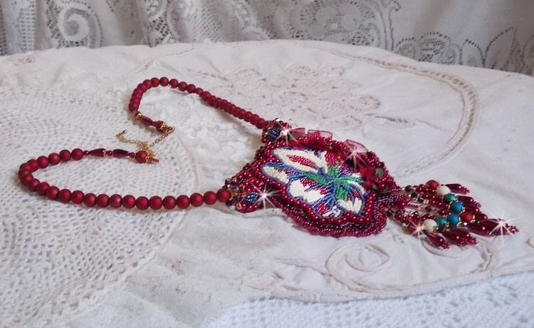 Halsband Enchantement d'Automne broderat med Bordeauxpärlor, spets, olika pärlor och fröpärlor.