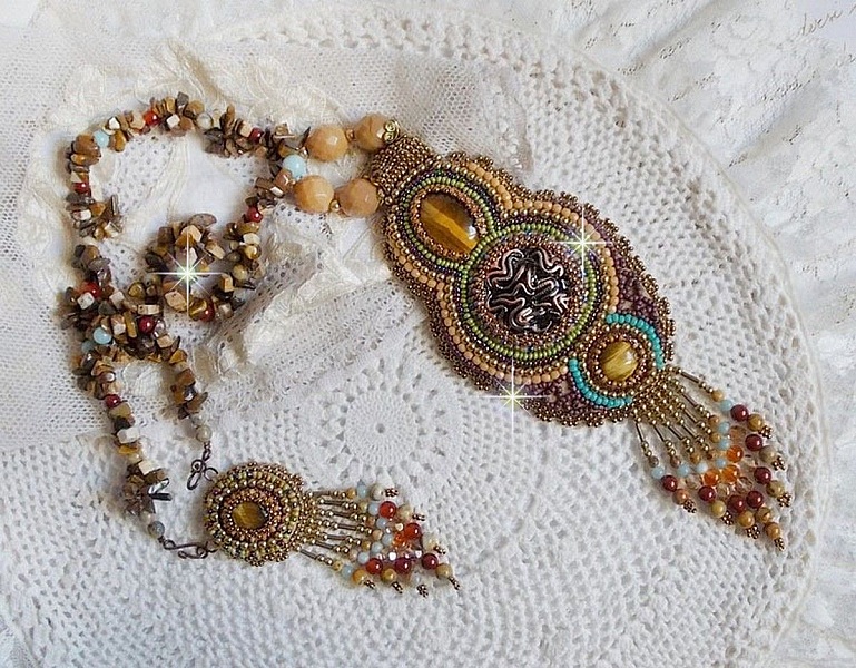 Fauve h&auml;ngande halsband broderat med flera tiger&ouml;gon, Haute-Couture stil